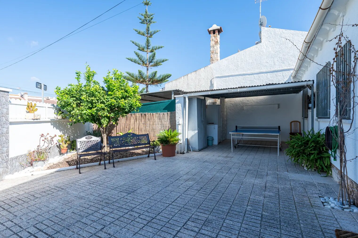 A fachada e o estacionamento coberto