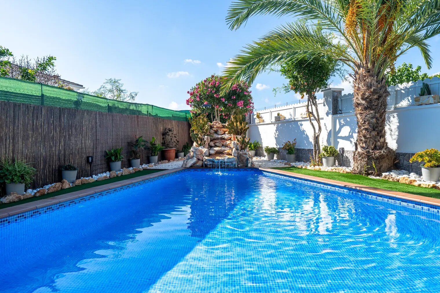 A piscina e as espreguiçadeiras