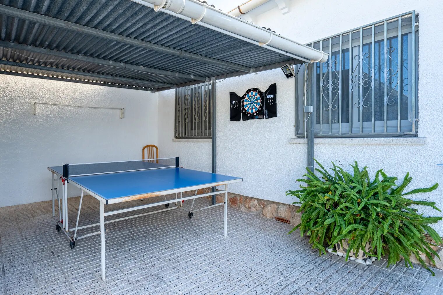 A mesa de pingue-pongue coberta