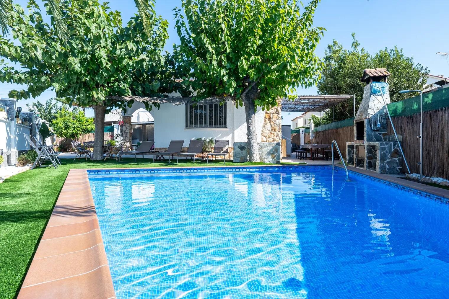 A piscina virada para a casa